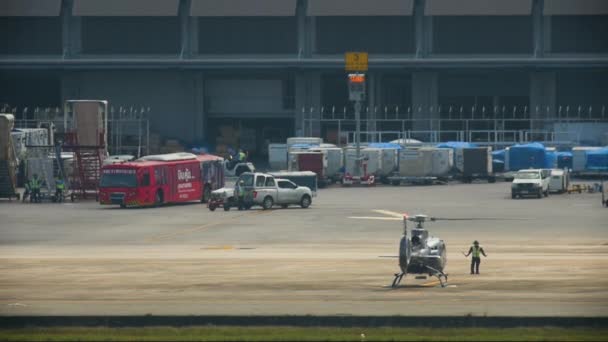 Inspektor spotyka się z helikopterem na lotnisku — Wideo stockowe