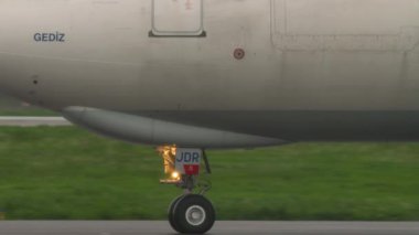 Yağmurlu havada indikten sonra hava taşımacılığı yavaşlıyor