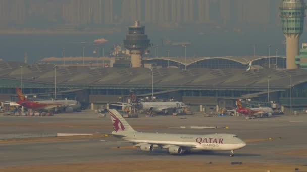 Pemandangan udara Bandar Udara Internasional Chek Lap Kok, Hong Kong — Stok Video
