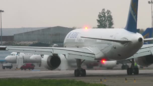 Air Astana Boeing 757 taxiing depois de pousar em tempo chuvoso — Vídeo de Stock