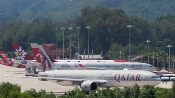 Letadla na mezinárodním letišti Phuket — Stock video