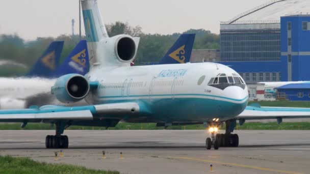 Kazajstán Tupolev 154 taxiing — Vídeos de Stock