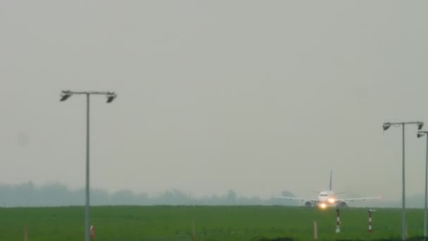 Самолет Jet отправляется под дождем — стоковое видео