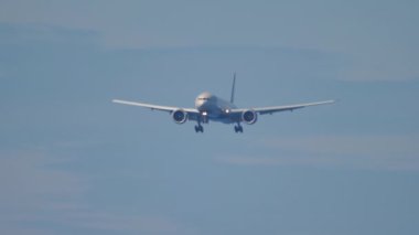 Geniş gövdeli uçak yaklaşıyor.