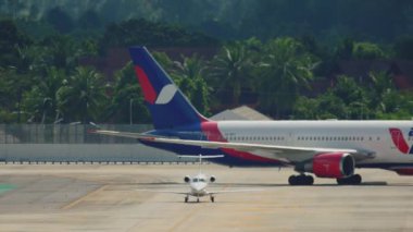 Uçak indikten sonra kalkıyor.