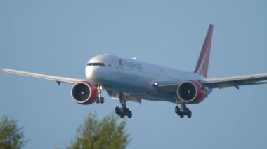 İnişten önce geniş gövdeli uçak yaklaşıyor.