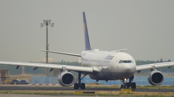 Airbus A330 kalkıştan önce yükleniyor — Stok video