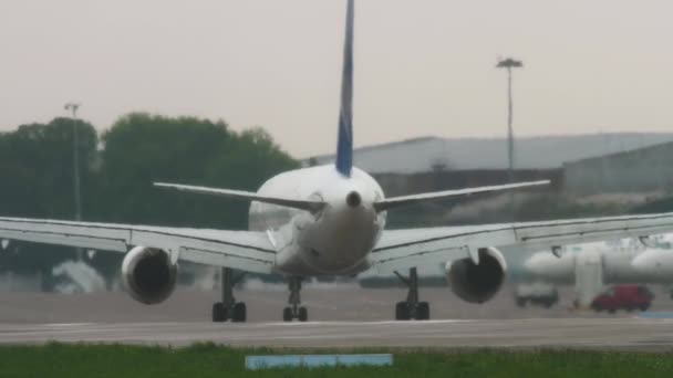 Рейсы Air Astana Boeing 757 после посадки в дождливую погоду — стоковое видео
