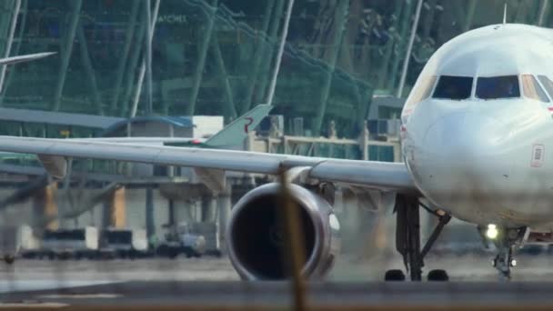 Avión antes de la salida al inicio posution — Vídeos de Stock