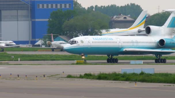Kazajstán Tupolev 154 taxiing — Vídeo de stock