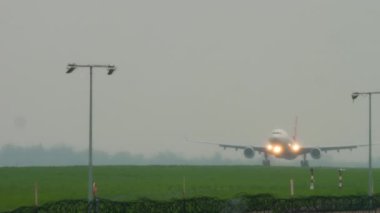 Yağmurlu havada indikten sonra hava taşımacılığı yavaşlıyor