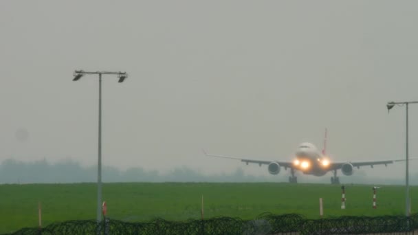 Flygfrakten saktar ner efter landning vid regnigt väder — Stockvideo