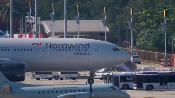 Nordwind airbus a330 rollend — Stockvideo