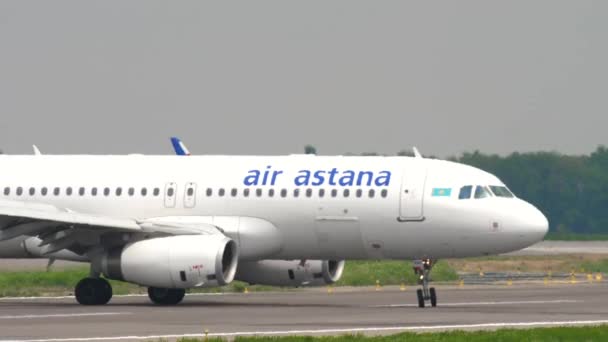 Air Astana Airbus A320 rullaggio — Video Stock
