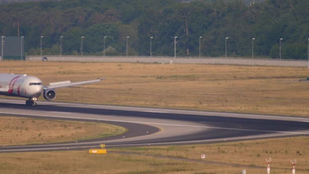 Delta Airlines Boeing 767 BCRF livery taxiing — Stock Video