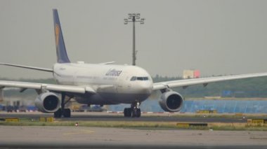 Airbus A330 kalkıştan önce yükleniyor