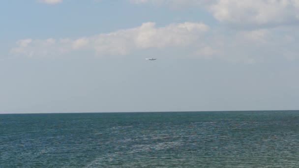 Flugzeug im Anflug über Ozean — Stockvideo