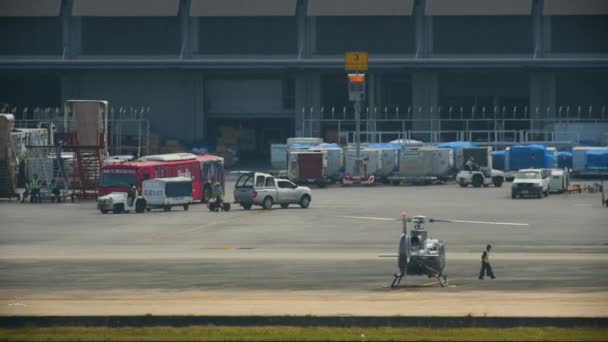 Tilsynsmann møter helikopter i lufthavnen – stockvideo