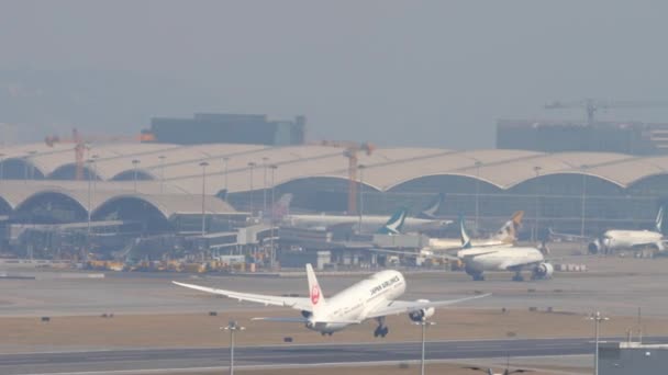 Samolot odlatujący z Międzynarodowego Portu Lotniczego, Hong Kong — Wideo stockowe