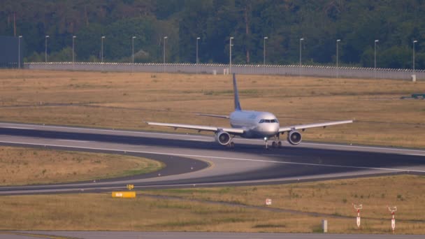Lufthansa Airbus 320 landing — Stockvideo