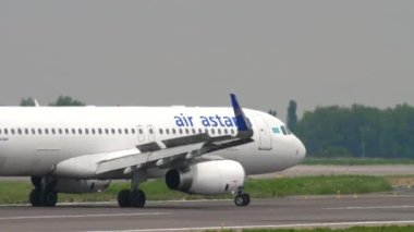 Air Astana Airbus A320 iniş yapıyor.