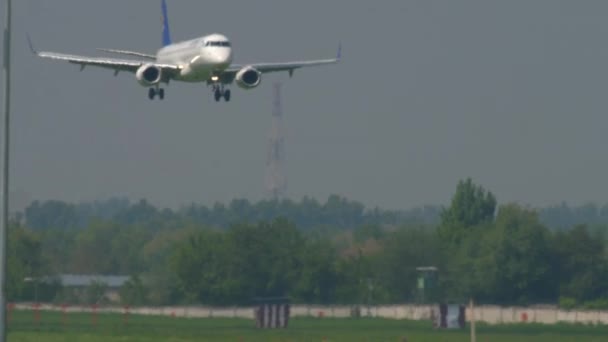 Высадка авиакомпании Air Astana Embraer — стоковое видео