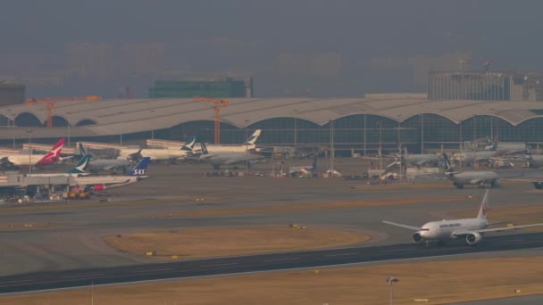 Boeing 777 von Japan Airlines verlässt Hongkong — Stockvideo