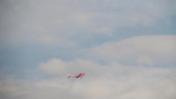 Campeão mundial realiza acrobacias — Vídeo de Stock