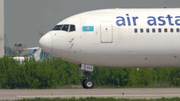 Air Astana Boeing 767 taxiing — Vídeo de Stock