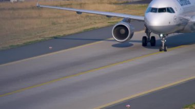 Lufthansa Airbus 320 Taksilemek