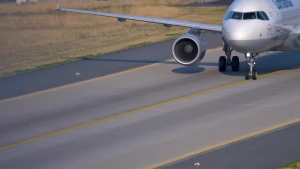 Lufthansa Airbus 320 taxi — Video Stock