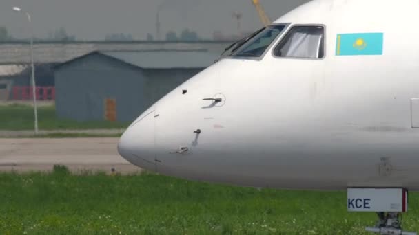 阿斯塔纳航空公司Embraer出租车 — 图库视频影像
