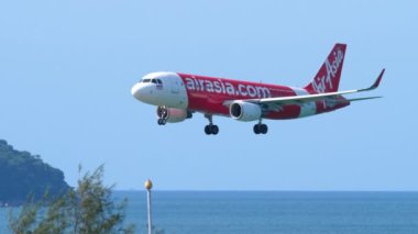 Airbus 320 okyanus üzerinden yaklaşıyor.