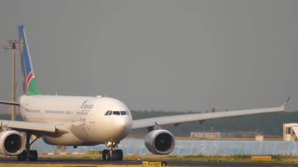 Airbus A330 in taxi prima della partenza — Video Stock
