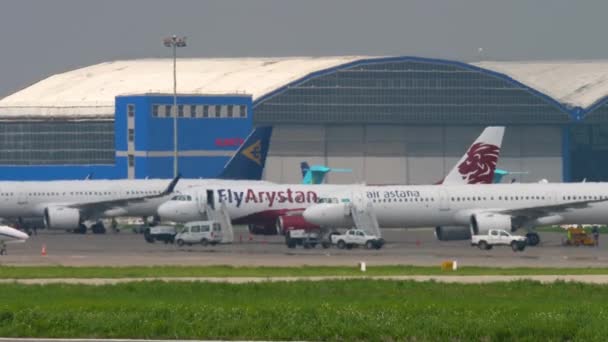 Pesawat di Bandara Internasional Almaty — Stok Video