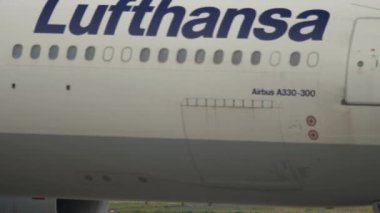 Airbus A330 kalkıştan önce yükleniyor