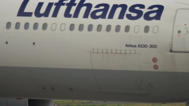 Airbus A330 taxiën voor vertrek — Stockvideo