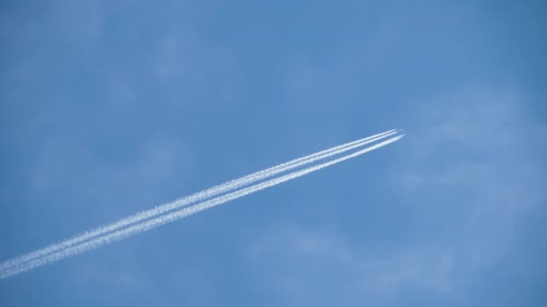 Avión volando alto — Vídeo de stock