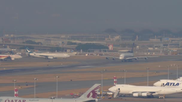 Singapore Airlines Airbus A380 відправляється з Гонконгу. — стокове відео