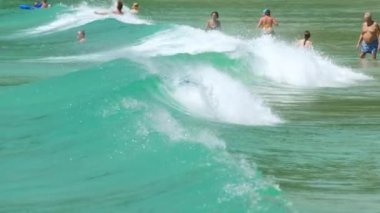 Sörfçü dalgaları üzerinde