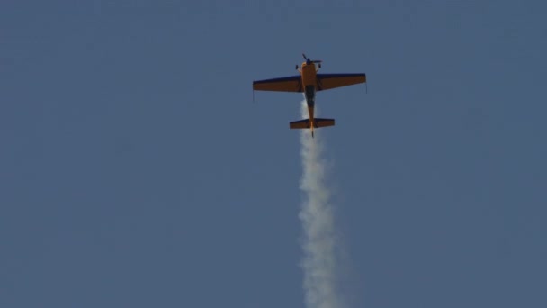 Rendimiento del avión deportivo vuelo acrobático — Vídeo de stock