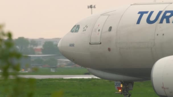 Luftfrachter verlangsamt sich nach Landung bei Regenwetter — Stockvideo