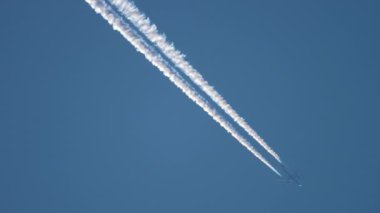 Yüksekten uçan uçak