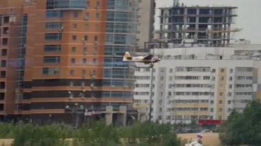 Kızıl Boğa uçağına meydan okuyor.