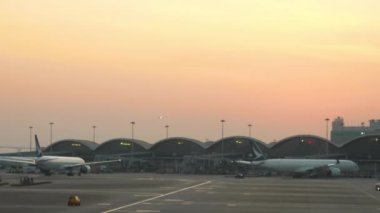 Chek Kap Kok Hong Kong Uluslararası Havaalanında günbatımı