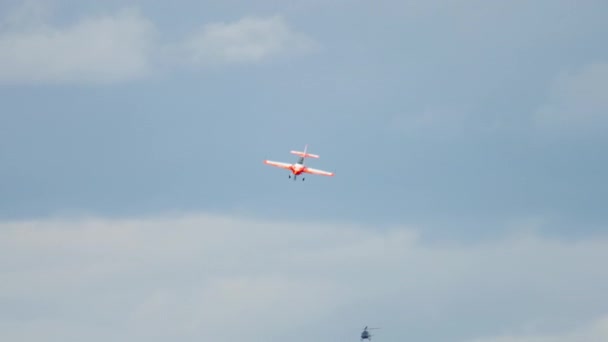 Wereldkampioen doet aerobatics — Stockvideo