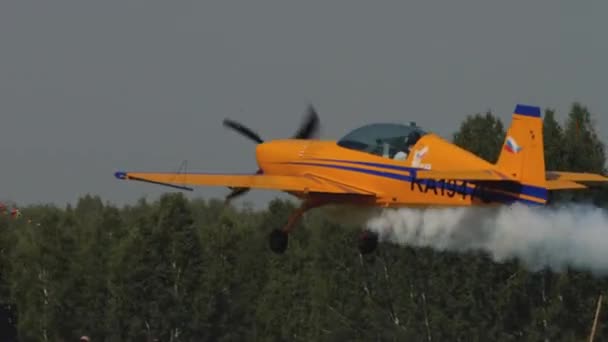 Rendimiento del avión deportivo vuelo acrobático — Vídeo de stock