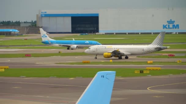 Tráfico en el aeropuerto de Schiphol — Vídeos de Stock