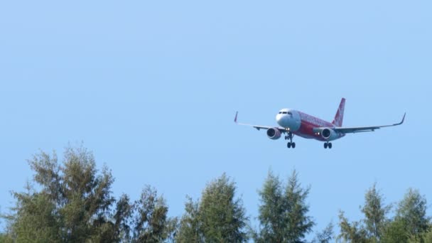 Airbus 320 närmar sig över havet — Stockvideo