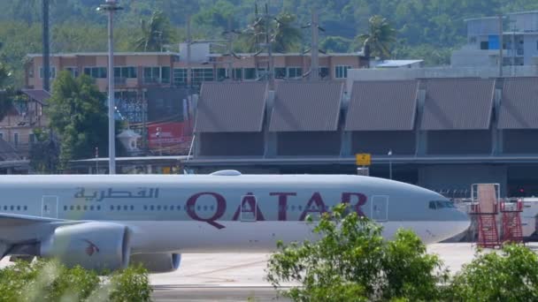 Flugzeug rollt nach der Landung — Stockvideo